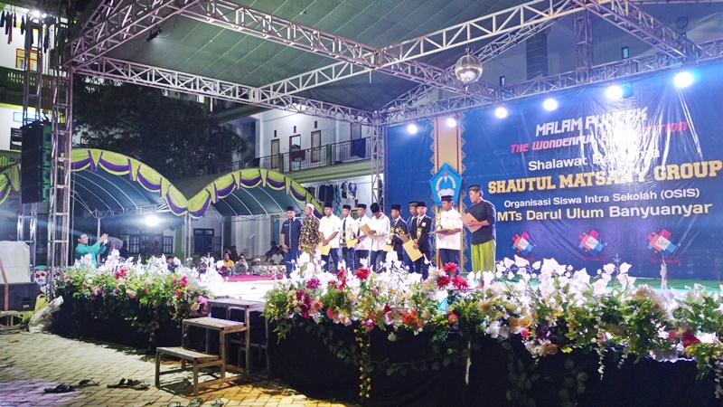 Pemberian Hadiah Pemenang Lomba